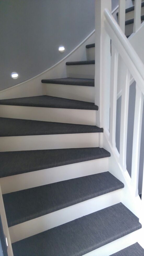 Escalier peint en blanc et marches revêtues d'un revêtement tissé à Camors 