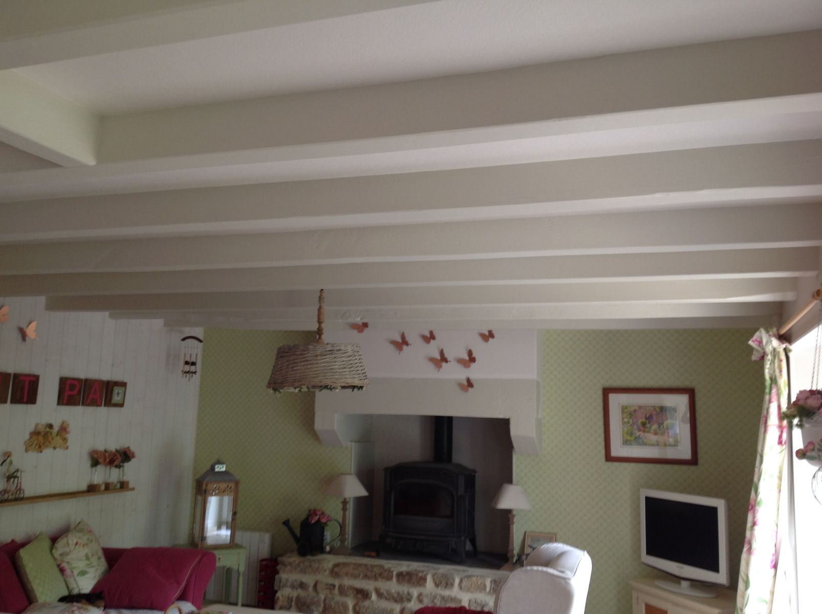 Gros plan sur entre poutres et  poutres peintes  afin d'éclaircir un salon dans une longere à Cleguer  dans le Morbihan près de Plouay 56 
